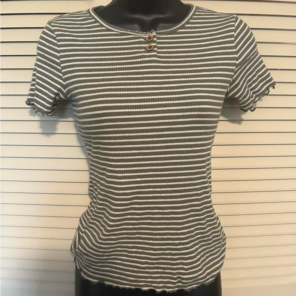 Old Navy Black and White Fitted T-Shirt Short Sleeve